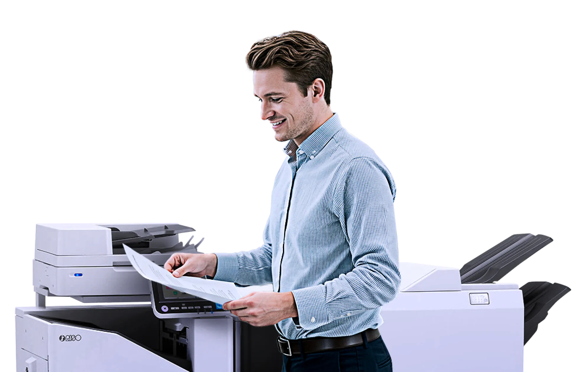 Homem em frente a impressoras (1) - Gomaq