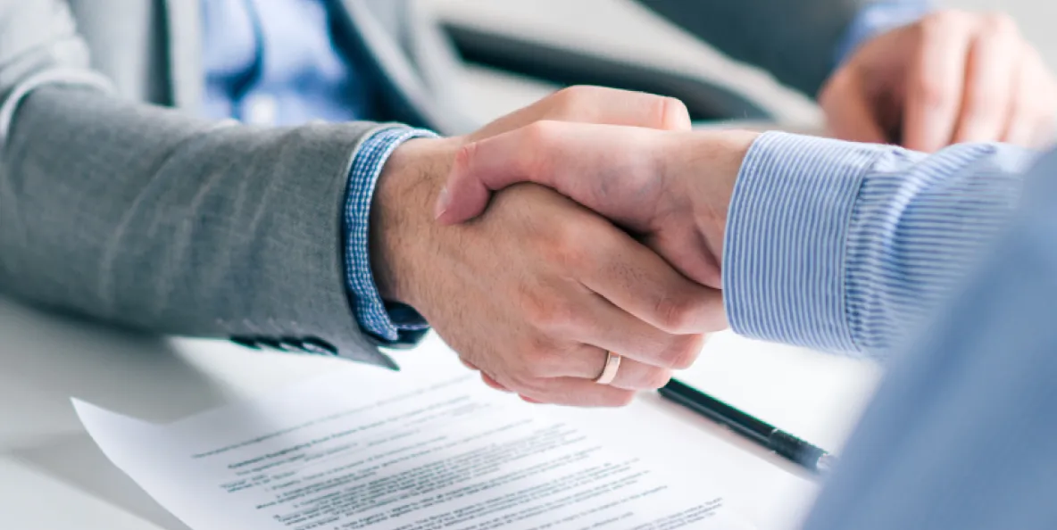 Homens se comprimentando (1) - Gomaq