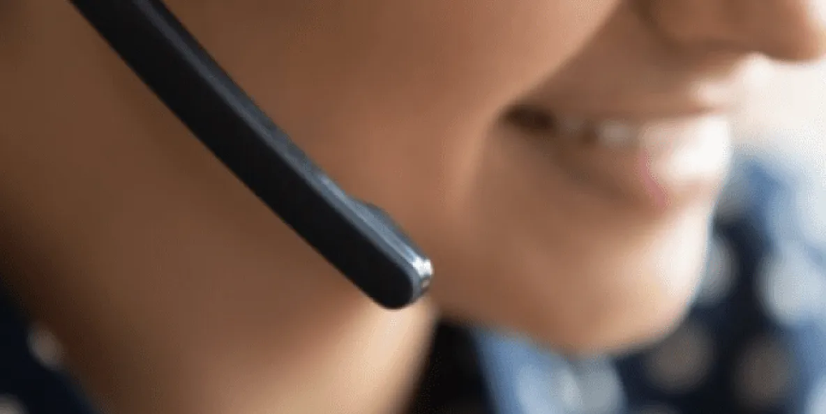 Mulher atendendo pelo telefone (1) - Gomaq