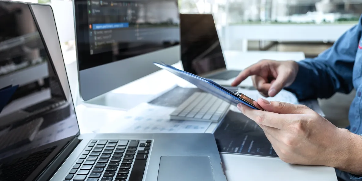 Pessoas examinando (1) - Gomaq