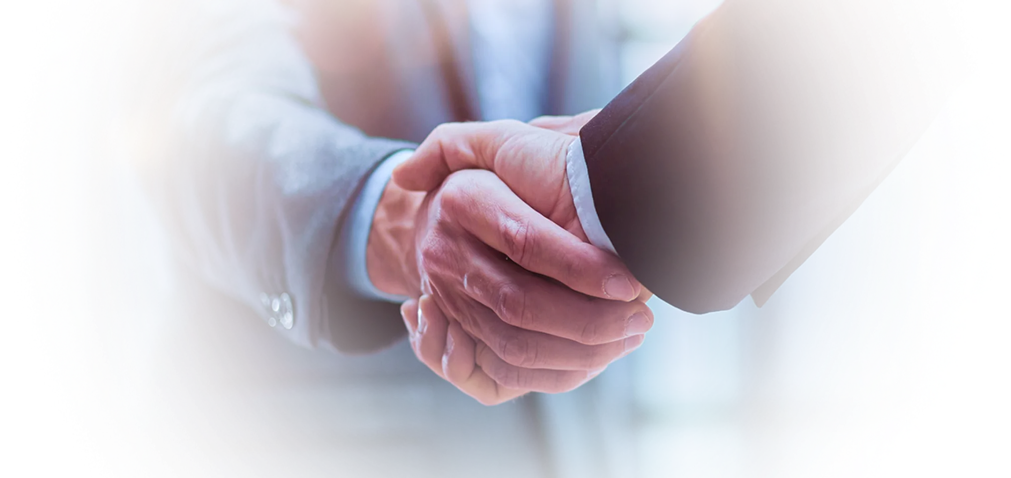 Maos comprimentando (1) - Gomaq