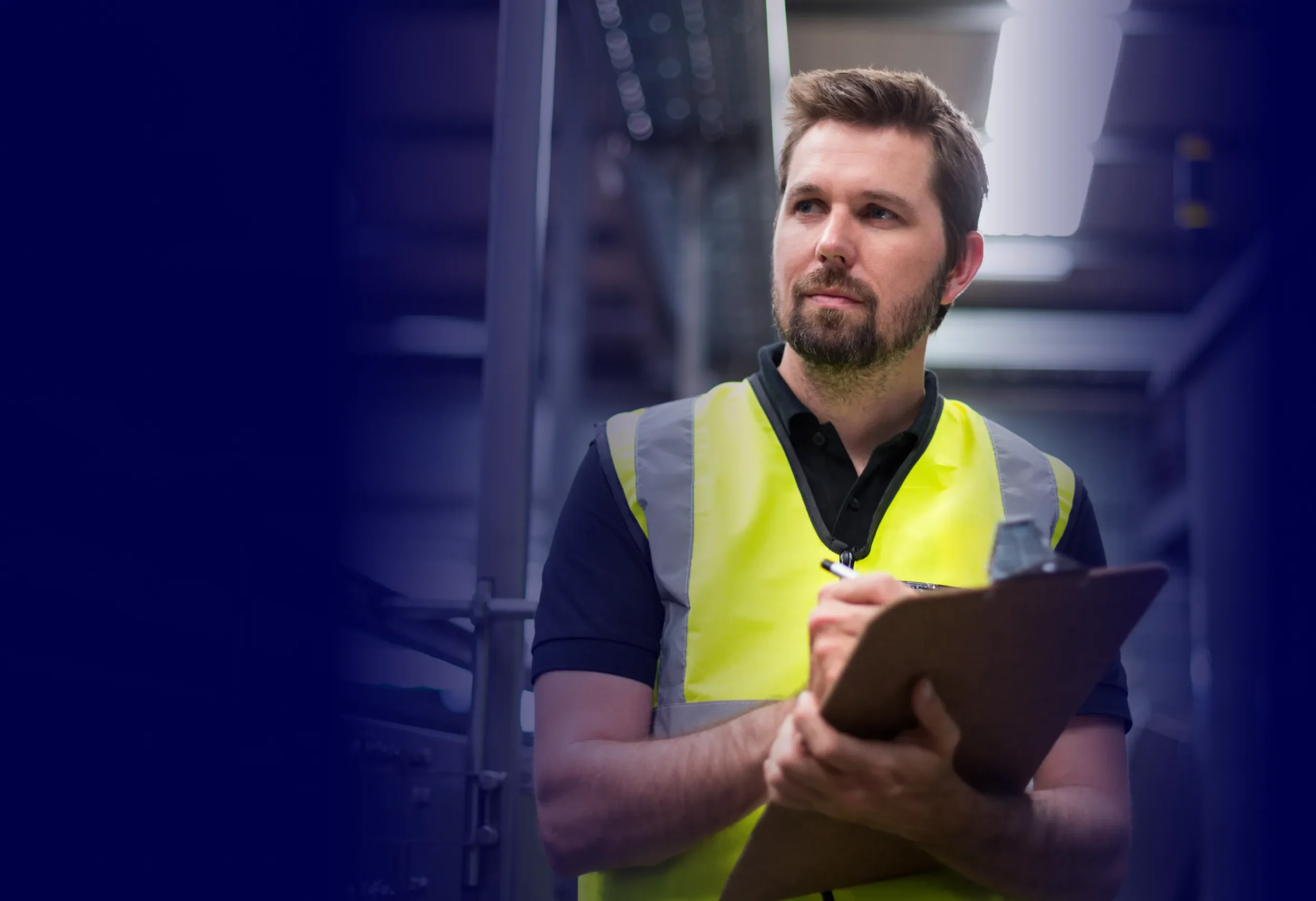 Homem com prancheta na mao (1) - Gomaq