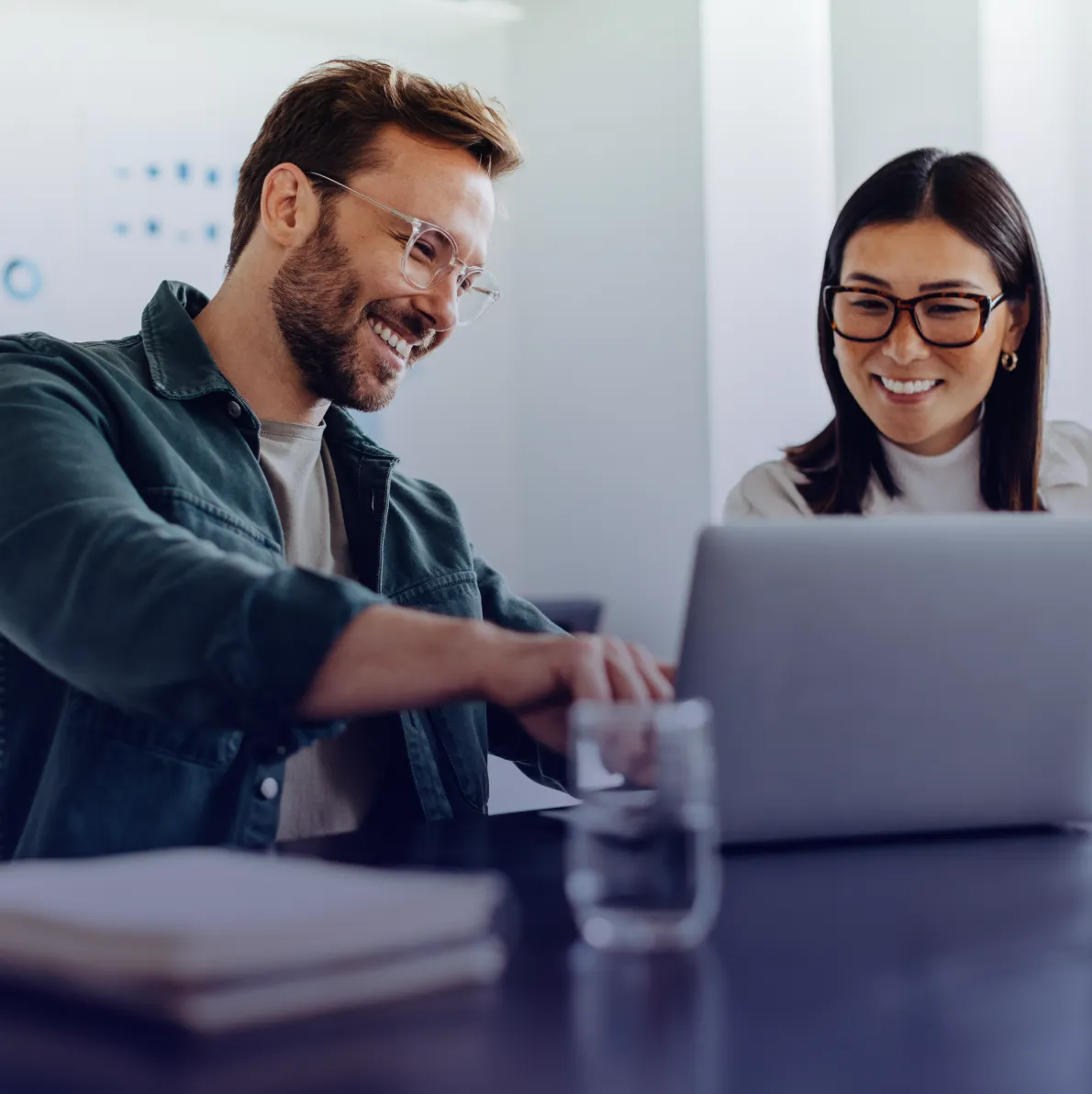 Homem e mulher no computador (1) - Gomaq