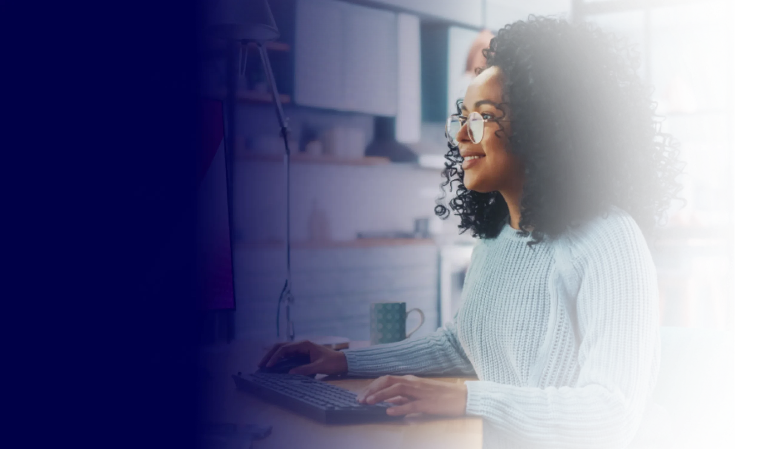 Mulher mexendo no computador (1) - Gomaq