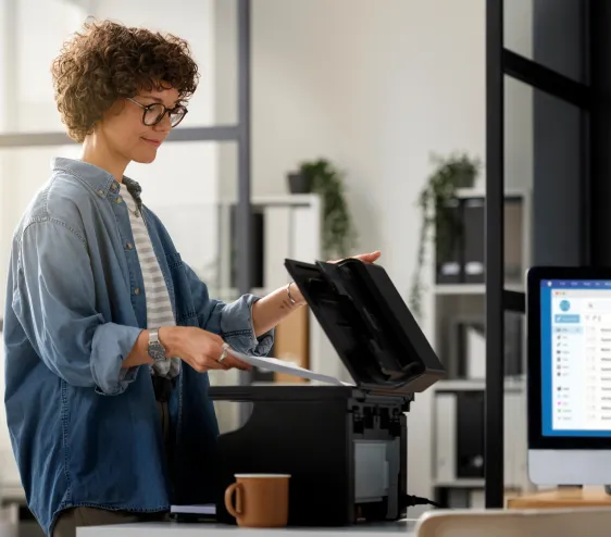 Mulher usando impressora (1) - Gomaq