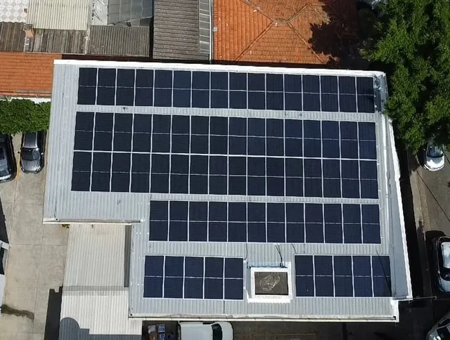 Painéis solares no telhado da Gomaq
