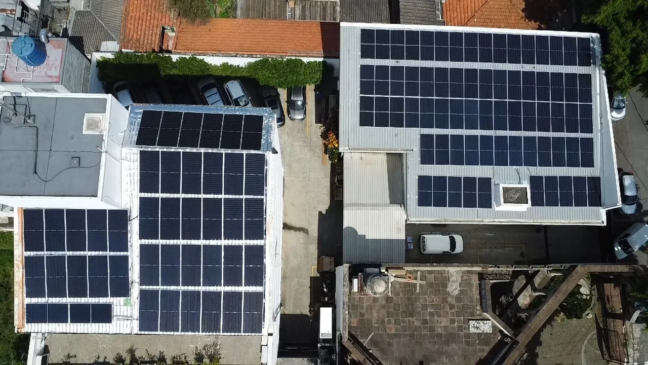 Vista aérea do telhado da Gomaq com os 134 módulos solares instalados